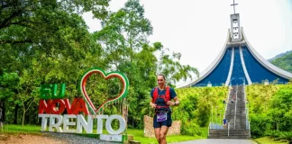 Maratonista feminina participa do Sicoob Mons Ultra Trail em Nova Trento, durante prova de montanha que celebra o esporte e o turismo regional.