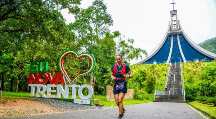 Maratonista feminina participa do Sicoob Mons Ultra Trail em Nova Trento, durante prova de montanha que celebra o esporte e o turismo regional.