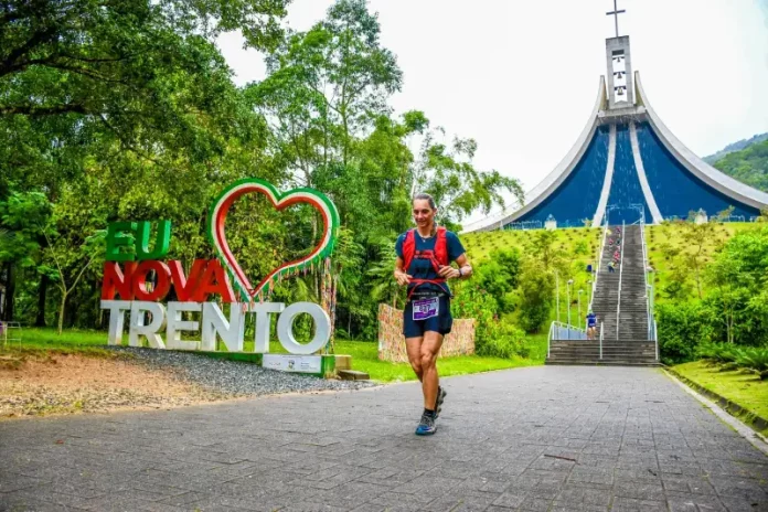 Maratonista feminina participa do Sicoob Mons Ultra Trail em Nova Trento, durante prova de montanha que celebra o esporte e o turismo regional.
