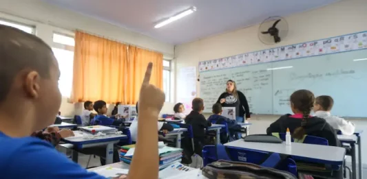 Matrículas na rede estadual de ensino começam nesta quinta-feira (13) Crianças em sala de aula, representando o período de novas matrículas na rede estadual de ensino de Santa Catarina.