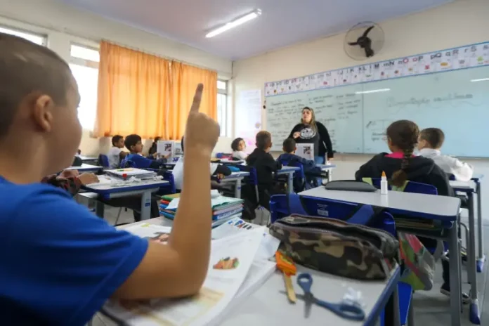 Crianças em sala de aula, representando o período de novas matrículas na rede estadual de ensino de Santa Catarina.