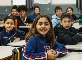 São José abre matrícula para Ensino Fundamental de 2026 Alunos do Ensino Fundamental participando de atividades em sala de aula, com foco no aprendizado e interação entre estudantes e professor.