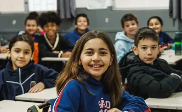 São José abre matrícula para Ensino Fundamental de 2026 Alunos do Ensino Fundamental participando de atividades em sala de aula, com foco no aprendizado e interação entre estudantes e professor.