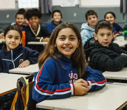 São José abre matrícula para Ensino Fundamental de 2026 Alunos do Ensino Fundamental participando de atividades em sala de aula, com foco no aprendizado e interação entre estudantes e professor.