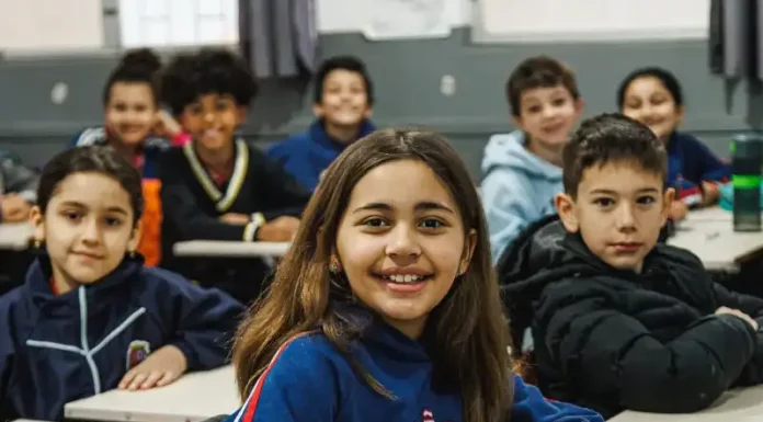Alunos do Ensino Fundamental participando de atividades em sala de aula, com foco no aprendizado e interação entre estudantes e professor.