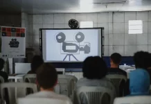 Oficina “Dazumbanho de Cinema” abre programação da Mostra Mofas na Tapera Estudantes assistindo a uma sessão de cinema da Mostra Mofas na Tapera, ilustrando as exibições gratuitas realizadas nas escolas do bairro.