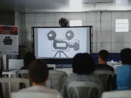 Oficina “Dazumbanho de Cinema” abre programação da Mostra Mofas na Tapera Estudantes assistindo a uma sessão de cinema da Mostra Mofas na Tapera, ilustrando as exibições gratuitas realizadas nas escolas do bairro.