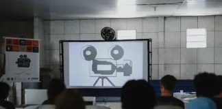 Estudantes assistindo a uma sessão de cinema da Mostra Mofas na Tapera, ilustrando as exibições gratuitas realizadas nas escolas do bairro.