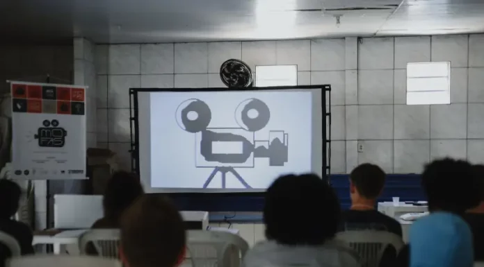 Oficina “Dazumbanho de Cinema” abre programação da Mostra Mofas na Tapera Estudantes assistindo a uma sessão de cinema da Mostra Mofas na Tapera, ilustrando as exibições gratuitas realizadas nas escolas do bairro.