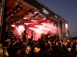 Mundial do Rock 2025 promete agitar Beira-Mar de São José neste fim de semana Banda se apresentando no palco da Beira-Mar de São José diante de grande público, ilustrando a realização do Mundial do Rock 2025.