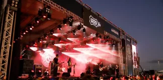 Banda se apresentando no palco da Beira-Mar de São José diante de grande público, ilustrando a realização do Mundial do Rock 2025.