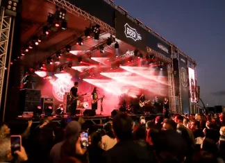 Banda se apresentando no palco da Beira-Mar de São José diante de grande público, ilustrando a realização do Mundial do Rock 2025.