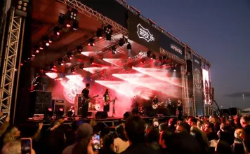 Banda se apresentando no palco da Beira-Mar de São José diante de grande público, ilustrando a realização do Mundial do Rock 2025.