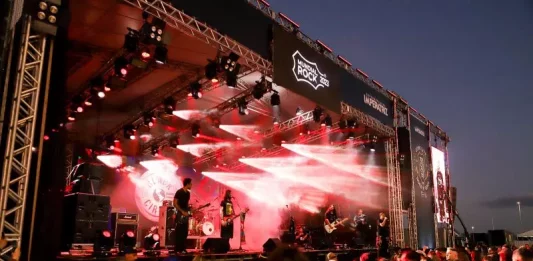 Banda se apresentando no palco da Beira-Mar de São José diante de grande público, ilustrando a realização do Mundial do Rock 2025.