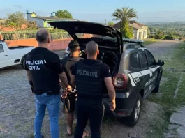 Polícia Civil desarticula grupo criminoso que manipulava sistemas de Justiça Policiais conduzem um homem preso até a viatura durante operação de combate a fraudes em sistemas digitais.