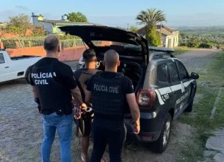 Polícia Civil desarticula grupo criminoso que manipulava sistemas de Justiça Policiais conduzem um homem preso até a viatura durante operação de combate a fraudes em sistemas digitais.