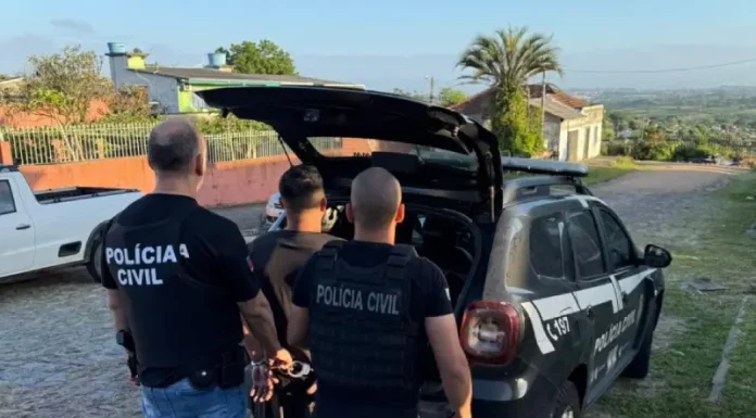 Polícia Civil desarticula grupo criminoso que manipulava sistemas de Justiça Policiais conduzem um homem preso até a viatura durante operação de combate a fraudes em sistemas digitais.