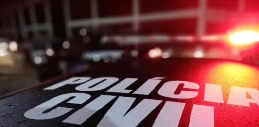 Viatura da Polícia Civil estacionada, simbolizando a ação que levou à prisão das mulheres envolvidas no suposto sequestro.