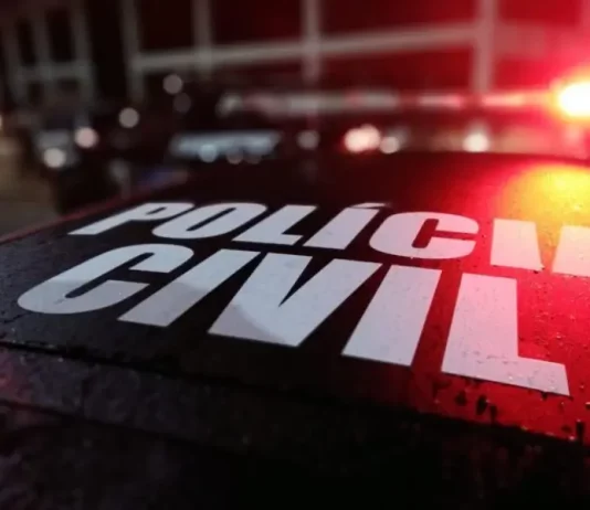 Viatura da Polícia Civil estacionada, simbolizando a ação que levou à prisão das mulheres envolvidas no suposto sequestro.