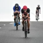 Ciclistas participam de evento esportivo em Florianópolis e percorrem trecho viário usado na competição.