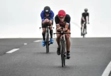 Ciclistas participam de evento esportivo em Florianópolis e percorrem trecho viário usado na competição.