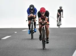 Ciclistas participam de evento esportivo em Florianópolis e percorrem trecho viário usado na competição.