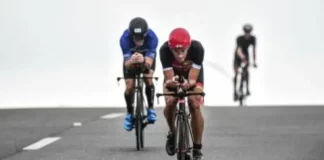 Ciclistas participam de evento esportivo em Florianópolis e percorrem trecho viário usado na competição.