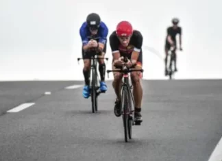 Ciclistas participam de evento esportivo em Florianópolis e percorrem trecho viário usado na competição.