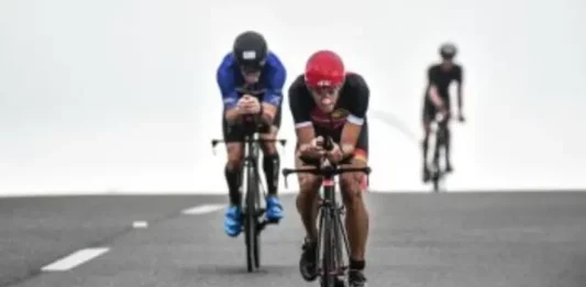 Ciclistas participam de evento esportivo em Florianópolis e percorrem trecho viário usado na competição.