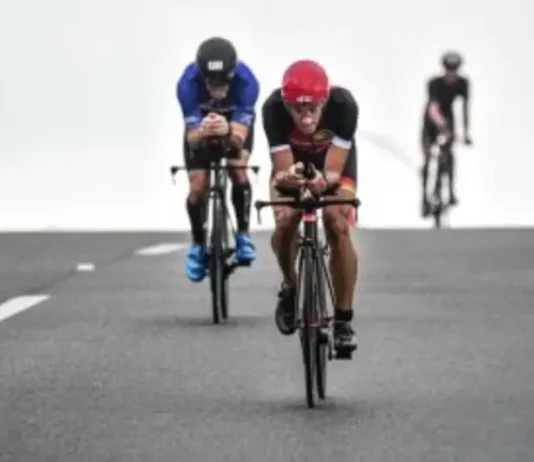 Ciclistas participam de evento esportivo em Florianópolis e percorrem trecho viário usado na competição.