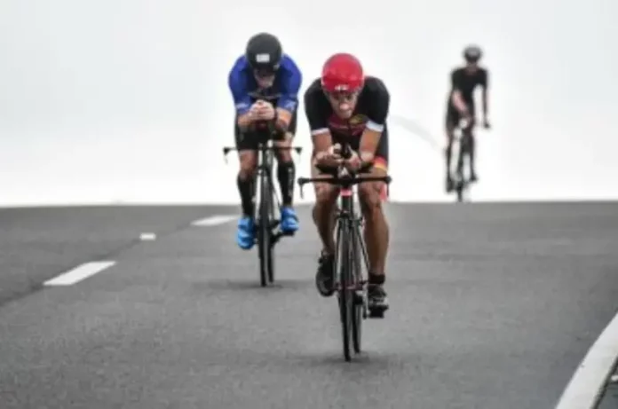 Ciclistas participam de evento esportivo em Florianópolis e percorrem trecho viário usado na competição.