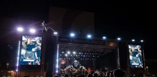 Público acompanha apresentação no palco principal do Mundial do Rock, ilustrando a dimensão do festival e a energia do evento na Beira-Mar de São José.