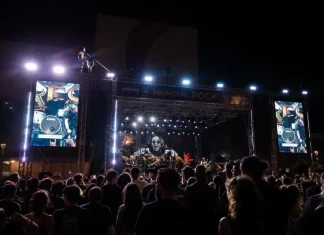 Mundial do Rock reúne mais de 30 mil pessoas e transforma Beira-Mar de São José em palco gigante Público acompanha apresentação no palco principal do Mundial do Rock, ilustrando a dimensão do festival e a energia do evento na Beira-Mar de São José.