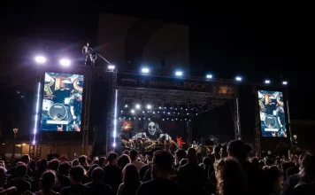 Mundial do Rock reúne mais de 30 mil pessoas e transforma Beira-Mar de São José em palco gigante Público acompanha apresentação no palco principal do Mundial do Rock, ilustrando a dimensão do festival e a energia do evento na Beira-Mar de São José.