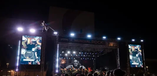 Público acompanha apresentação no palco principal do Mundial do Rock, ilustrando a dimensão do festival e a energia do evento na Beira-Mar de São José.