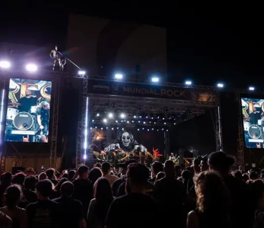 Mundial do Rock reúne mais de 30 mil pessoas e transforma Beira-Mar de São José em palco gigante Público acompanha apresentação no palco principal do Mundial do Rock, ilustrando a dimensão do festival e a energia do evento na Beira-Mar de São José.