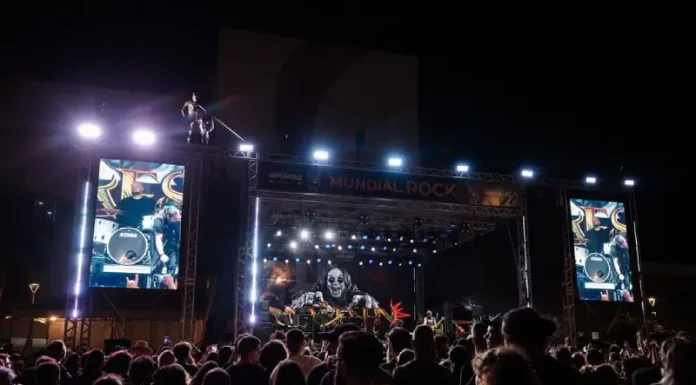 Público acompanha apresentação no palco principal do Mundial do Rock, ilustrando a dimensão do festival e a energia do evento na Beira-Mar de São José.