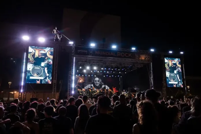 público mundial do rock Público acompanha apresentação no palco principal do Mundial do Rock, ilustrando a dimensão do festival e a energia do evento na Beira-Mar de São José.