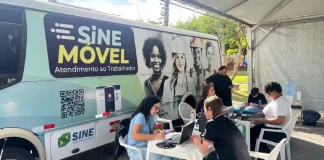 Atendimento do Sine Móvel, unidade itinerante do Sistema Nacional de Emprego, oferecendo orientação e cadastro de trabalhadores em busca de vagas de emprego.