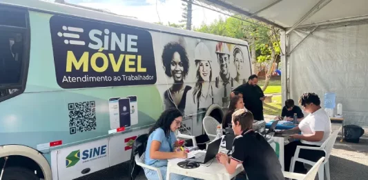 Atendimento do Sine Móvel, unidade itinerante do Sistema Nacional de Emprego, oferecendo orientação e cadastro de trabalhadores em busca de vagas de emprego.