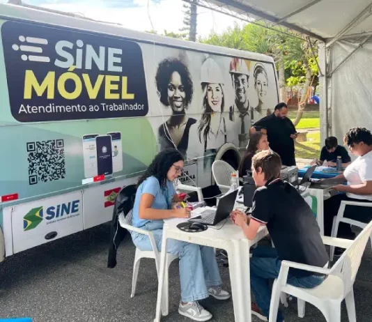 Sine SC ajudou a empregar mais de 8,6 mil trabalhadores em 2025 Atendimento do Sine Móvel, unidade itinerante do Sistema Nacional de Emprego, oferecendo orientação e cadastro de trabalhadores em busca de vagas de emprego.