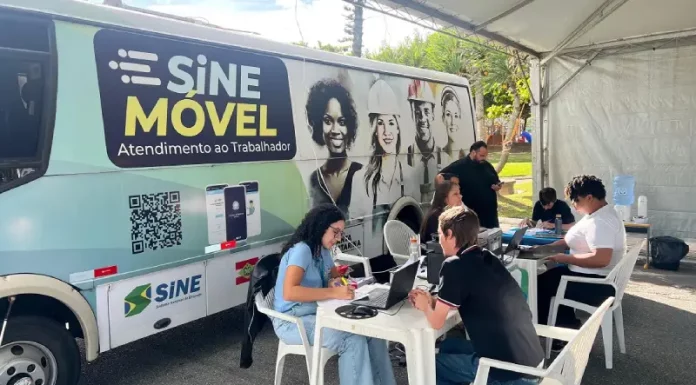 Atendimento do Sine Móvel, unidade itinerante do Sistema Nacional de Emprego, oferecendo orientação e cadastro de trabalhadores em busca de vagas de emprego.