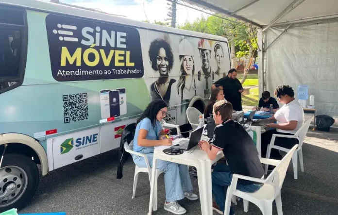 Atendimento do Sine Móvel, unidade itinerante do Sistema Nacional de Emprego, oferecendo orientação e cadastro de trabalhadores em busca de vagas de emprego.