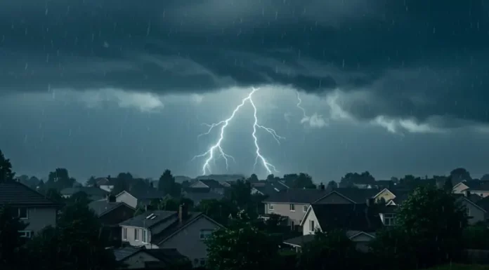 Imagem mostra um forte raio atingindo a região próxima a um bairro residencial durante uma tempestade, ilustrando a condição de tempo instável e o risco de temporais previstos na matéria.