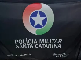 Polícia Militar prende seis pessoas por tráfico de drogas em São José Imagem mostrando drogas e dinheiro apreendidos pela Polícia Militar durante operação contra o tráfico em São José.