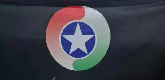 Imagem mostrando drogas e dinheiro apreendidos pela Polícia Militar durante operação contra o tráfico em São José.