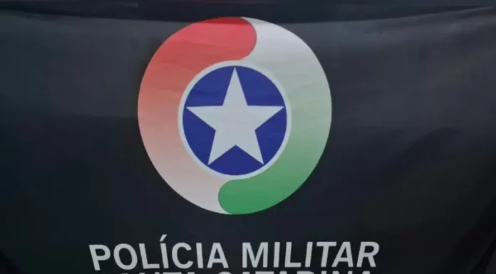 Imagem mostrando drogas e dinheiro apreendidos pela Polícia Militar durante operação contra o tráfico em São José.