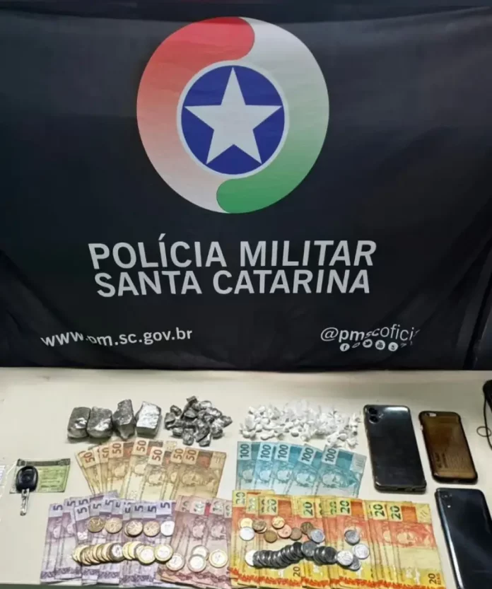 Imagem mostrando drogas e dinheiro apreendidos pela Polícia Militar durante operação contra o tráfico em São José.