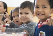 São José abre solicitações de vaga para creches e pré-escolas Crianças fazem lanche em creche de São José, ilustrando a oferta de vaga nas creches do município.
