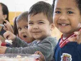 Crianças fazem lanche em creche de São José, ilustrando a oferta de vaga nas creches do município.